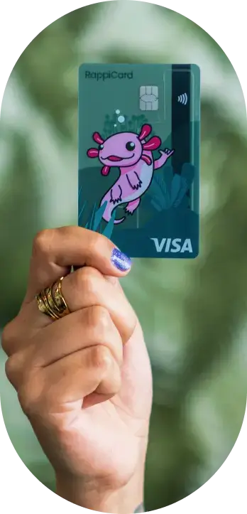 Tarjeta de crédito RappiCard edición especial ajolote, sostenida por una persona